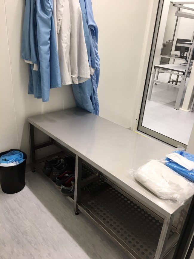 cleanroom overstapbank van HIGHCARE Cleanrooms