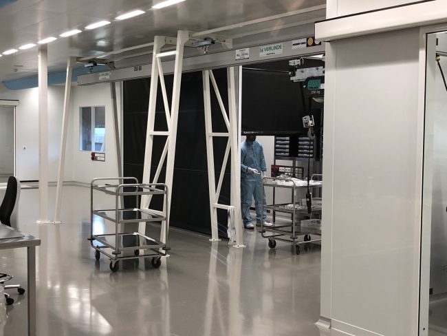 UV-A inspectie in cleanroom tussen flexibele wanden