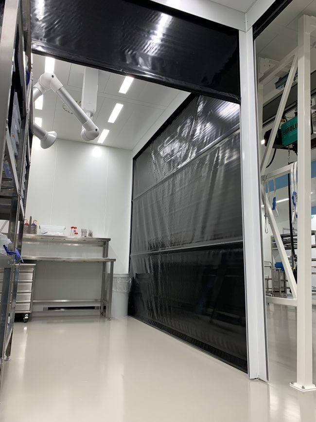 het sluiten van de flexibele darkroom in een HIGHCARE cleanroom