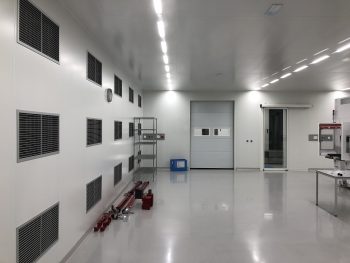 cleanroom met sectionaaldeur voor een stabiele luchtdruk