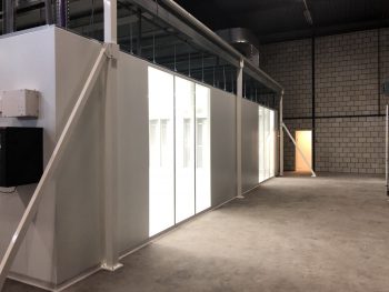 cleanroom wand met grote ramen HIGHCARE Cleanrooms