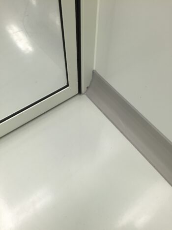 cleanroom HIGHCARE plint and sliding door
