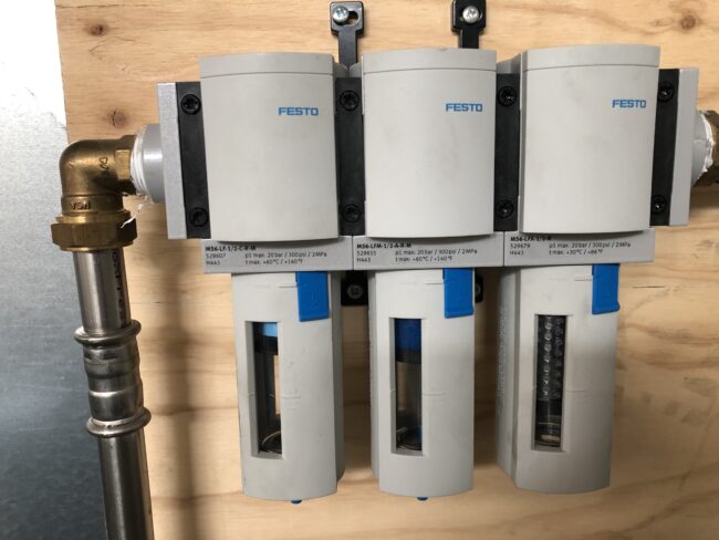 filters compressed air in cleanroom